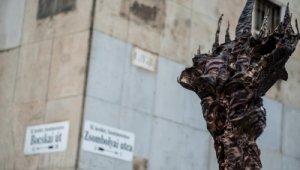 Bronzszobor került az önkormányzat mellé
