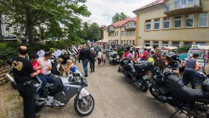 Sztárok fuvarozták a Pető Intézet lakóit