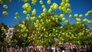 Több száz lufi festette zöldre az eget a Föld Napján